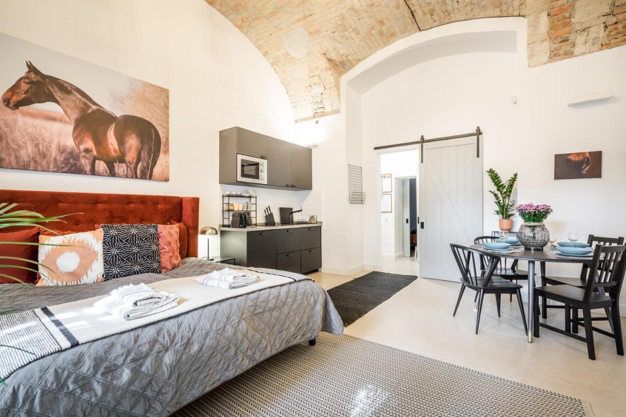 Urban Stable Luxury Apartments Budapeste Exterior foto